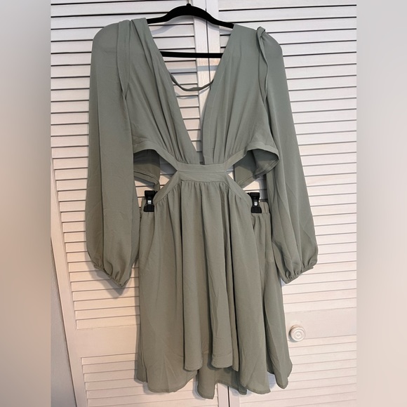 ⭐️HOST PICK!!⭐️ NWOT- Green long sleeve open back dress - Picture 3 of 4